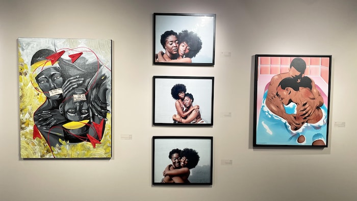 Des oeuvres de l'exposition « Comme je t’aime », présentées sur un mur.