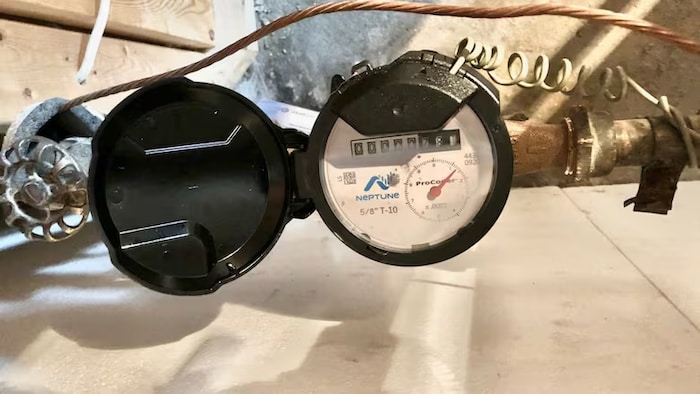 Un compteur d'eau numérique, vu de près.