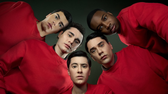 Cinq hommes qui pôsent en regardant la caméra.