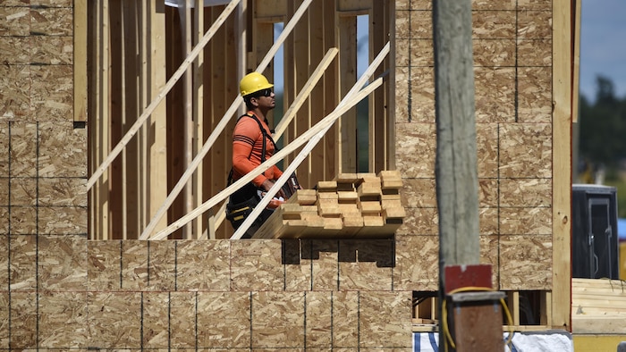 Un ouvrier de la construction sur un chantier.