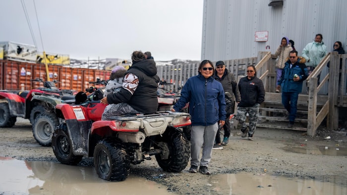 Des résidents à Akulivik, certains sont sur des véhicules tout-terrain.