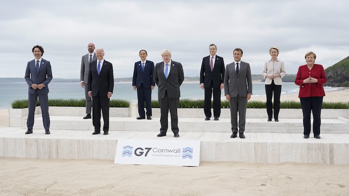 Les leaders du G7 posent sur une plage de Carbis Bay, dans la région des Cornouailles, en Angleterre.