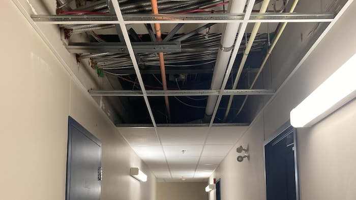 Un plafond nécessitant des réparations.