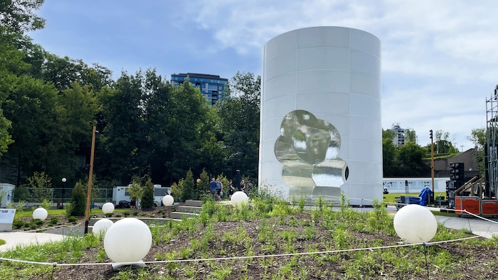 Le monument national 2ELGBTQI+ «Coup de tonnerre», à Ottawa.