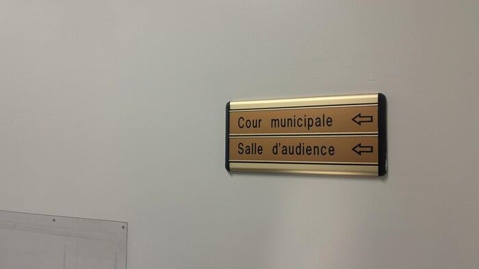 Un panneau accroché sur un mur. 
