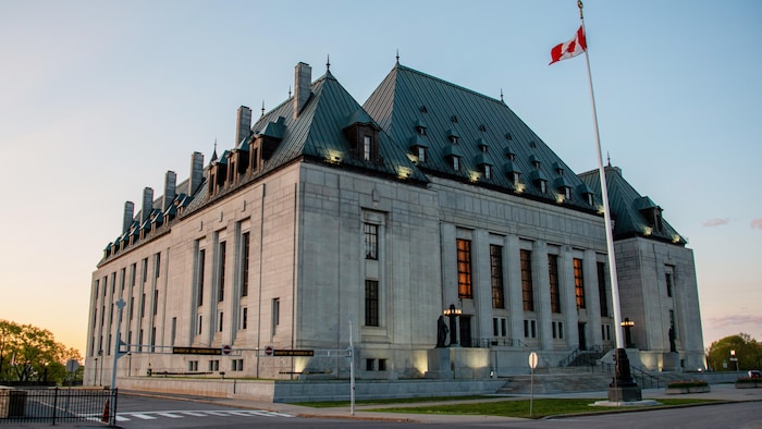 L'édifice de la Cour suprême du Canada à la fin d'une journée de printemps