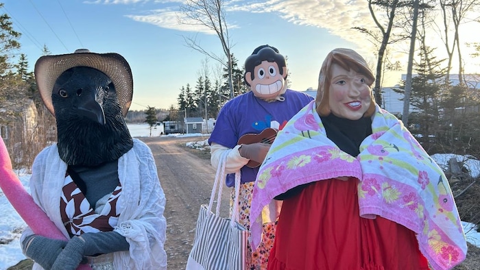 Trois personnes costumés.