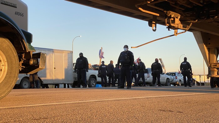 Des agents de la Gendarmerie royale du Canada au blocage de Coutts, en Alberta.