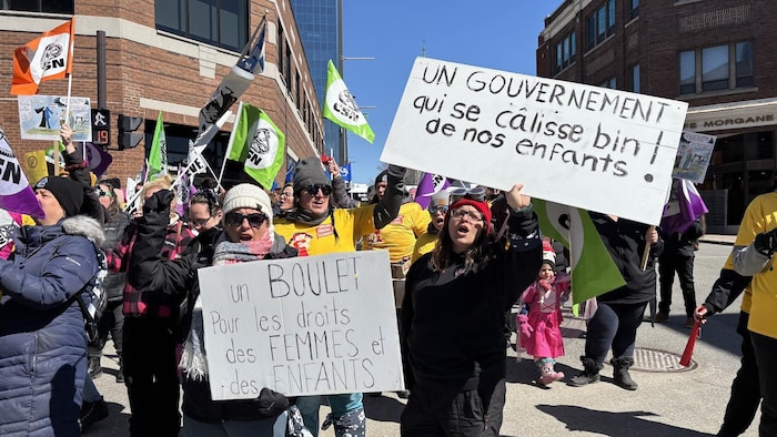 Des manifestantes avec des affiches de revendication.
