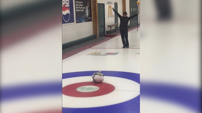 Une joueuse de curling célèbre l'arrivée de sa dinde au milieu de l'objectif.