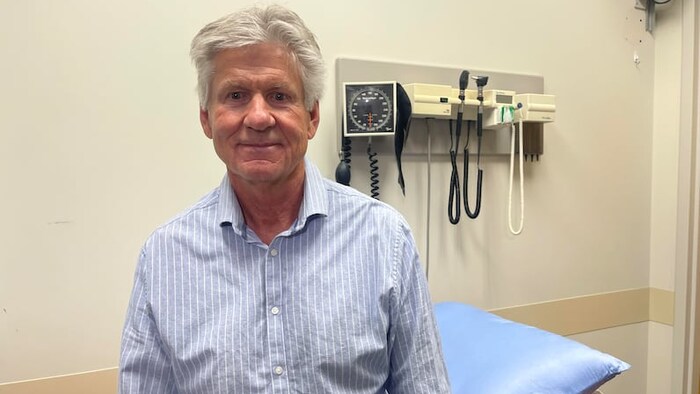 Un homme dans un bureau de médecin.