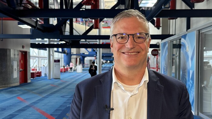 Dan Grossman sourit à la caméra dans un couloir d'un centre des congrès de Houston, au Texas, le 12 mars 2025. 