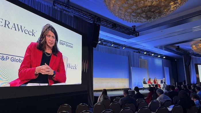 Danielle Smith parle sur la scène de la conférence CERAWeek à Houston, au Texas le 12 mars 2025. 