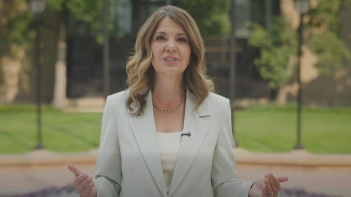 Danielle Smith a les bras ouverts et parle dans une vidéo publiée sur Facebook le 11 août 2026.