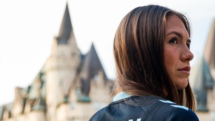 Une joueuse de soccer pose devant le Château Laurier.
