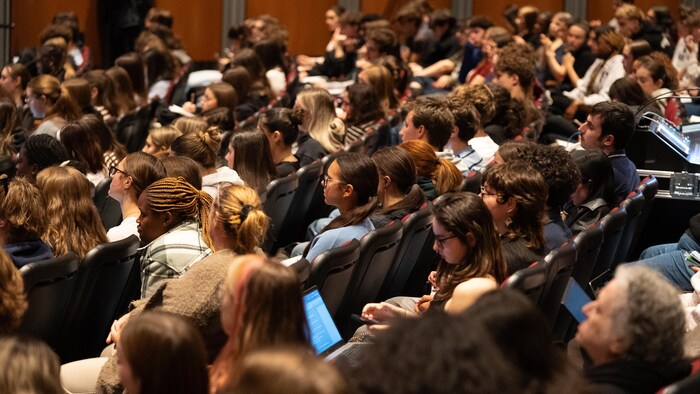Une salle comble.