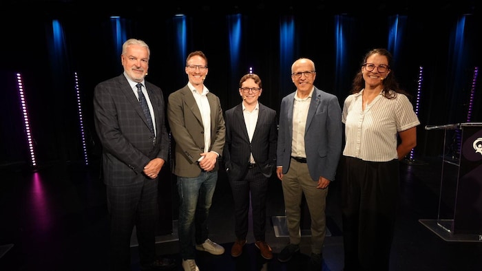 Cinq personnes une à côté de l'autre.