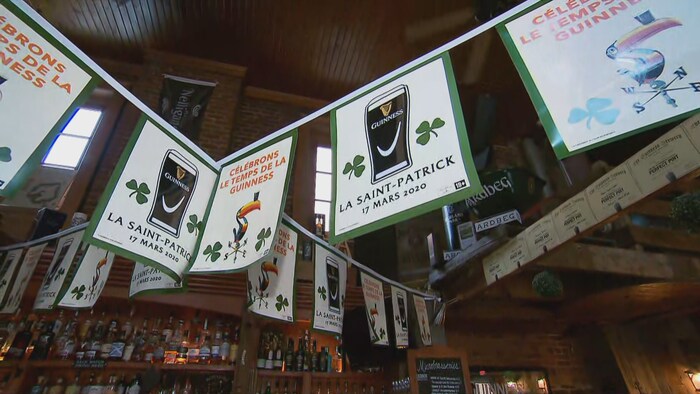 Des décorations dans un bar pour la fête de la Saint-Patrick.