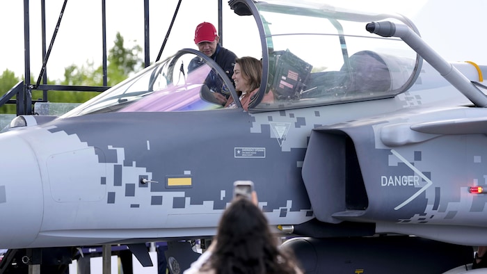 Une réplique d'un avion militaire lors d'une exposition