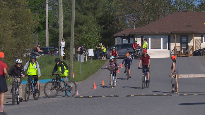 Des enfants sur des vélos.