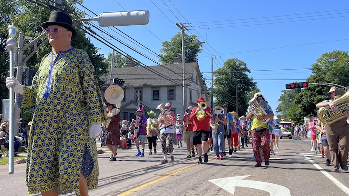 Une fanfare dans la rue.