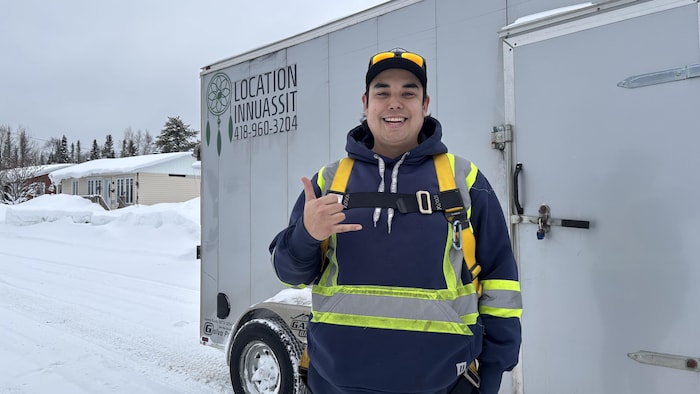 Shane Jourdain devant une roulotte de son entreprise à l'extérieur.