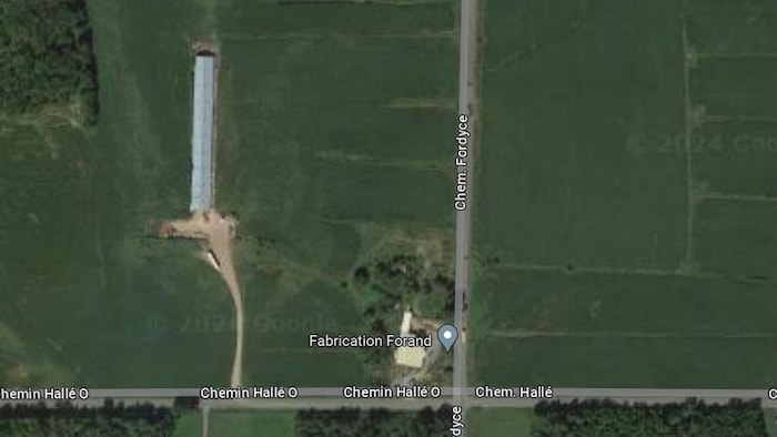 Le bâtiment agricole de James Bond vu du ciel sur une image tirée de Google Map.
