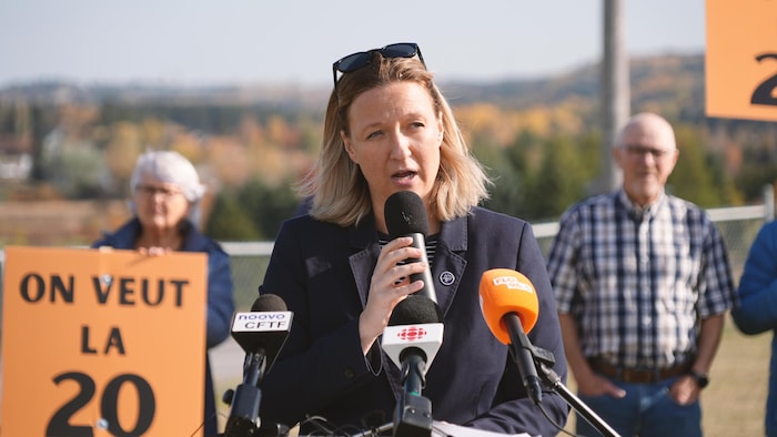 Des manifestant pro- prolongation autoroute 20 avec Maite Blanchette Vezina
