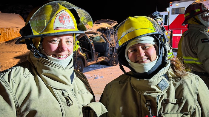 Marika Arsenault et Marion Cormier en équipement de pompier.