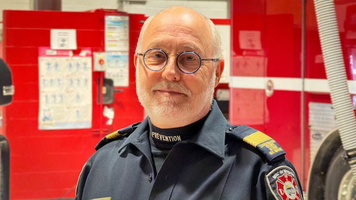 Marin Desrosiers dans une caserne de pompiers.