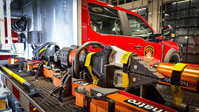 Des pinces de désincarcération dans une caserne de pompiers.