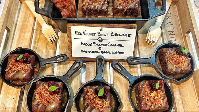 Des brownies avec une sauce au caramel sont disposés dans des petits poêlons.