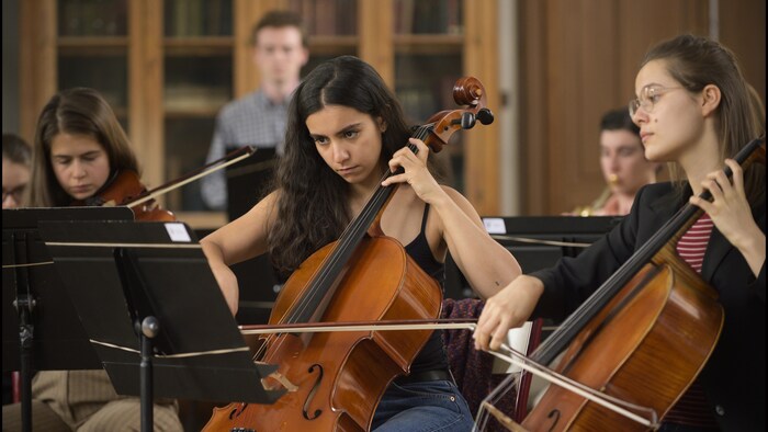Deux jeunes violoncelistes