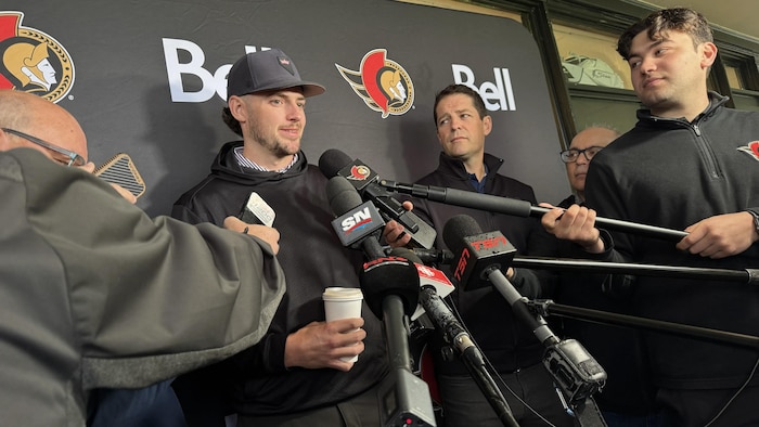Drake Batherson en point de presse.
