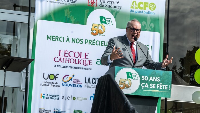 Serge Miville parle à la tribune lors des célébrations du 50e du drapeau franco-ontarien.
