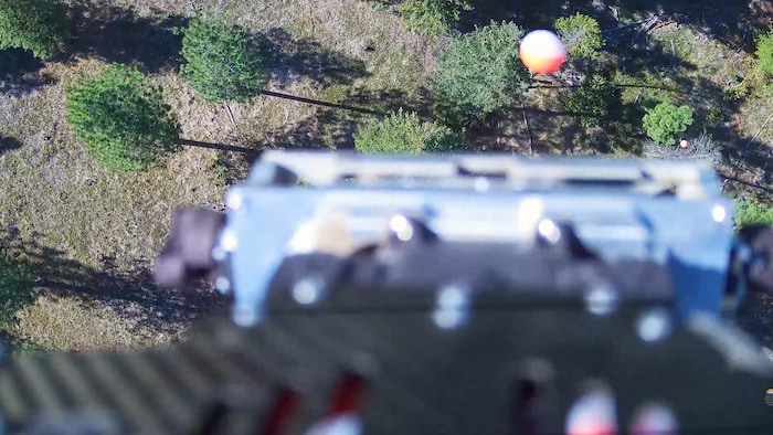 Un drone largue des sphères de plastique d'allumage lors d'une opération de brûlage.