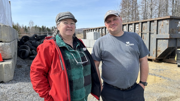 Une femme debout et un homme à ses côtés