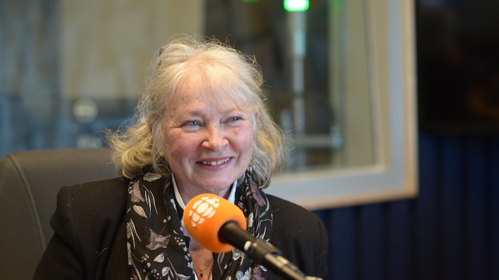 Dyane Léger devant un micro dans un workplace radio.