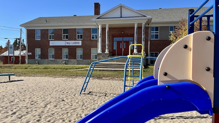 Une école de face, avec des modules de jeu.
