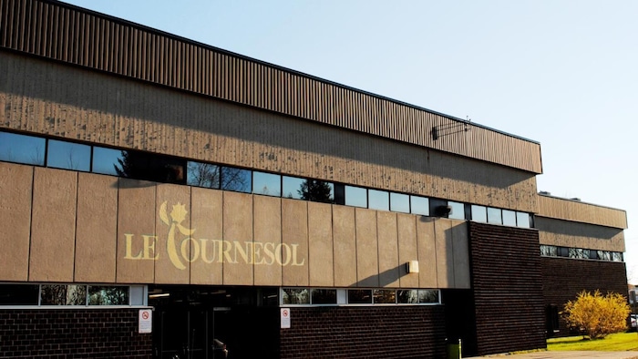 La devanture de l'École secondaire du Tournesol de Windsor.