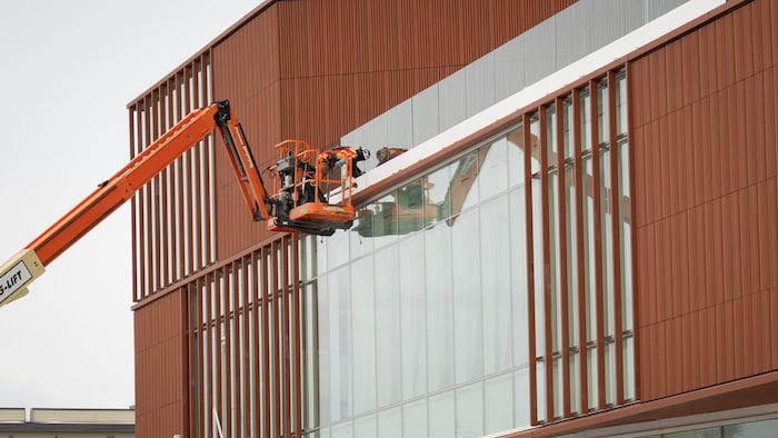 Un travailleur de la construction et un édifice.
