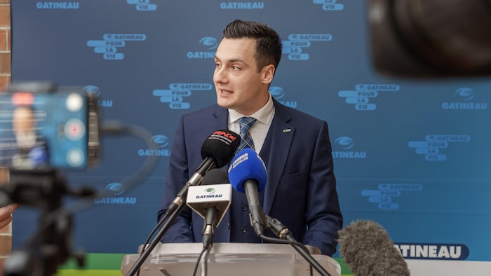 Edmond Leclerc répond à des questions.
