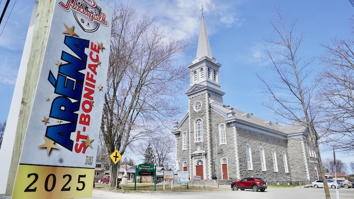 Une église et une affiche de Kraft Hockeyville.