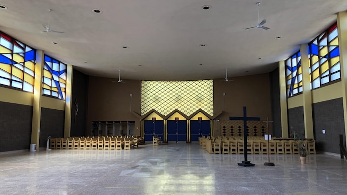 Une grande salle vide.