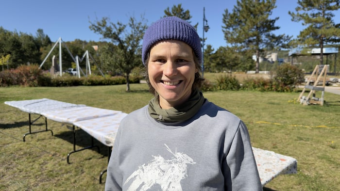 Mélodie Desrosiers à l'extérieur dans un parc.