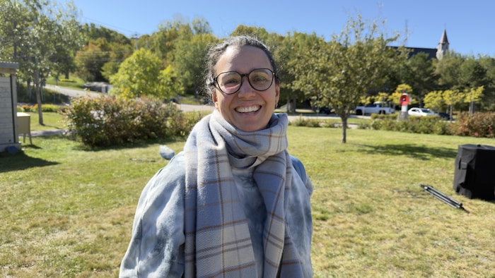 Lucie Jourdain à l'extérieur.