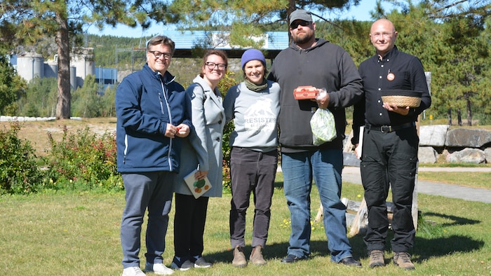 De gauche à droite, Yves Montigny, Odette Lavigne, Mélodie Desrosiers, Kevin Grenier et Philippe C.-Boudreau.