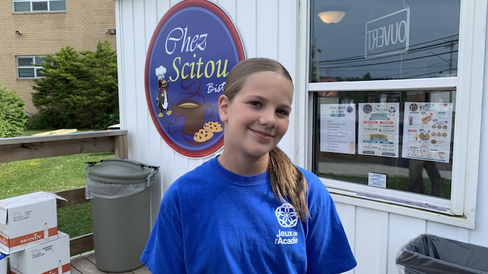 Lélève pose devant le Bistro chez Scitou.