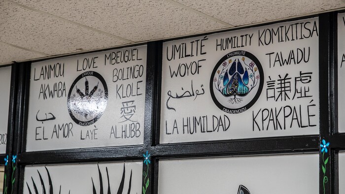 Des inscriptions expliquent les valeurs sacrées enseignées par les animaux.