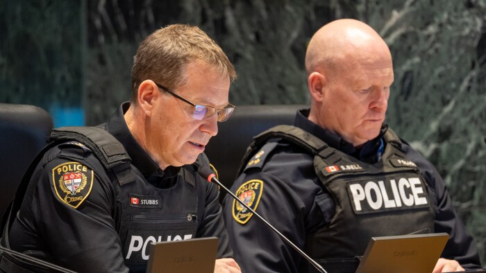 Deux hommes en uniforme de la Police d'Ottawa